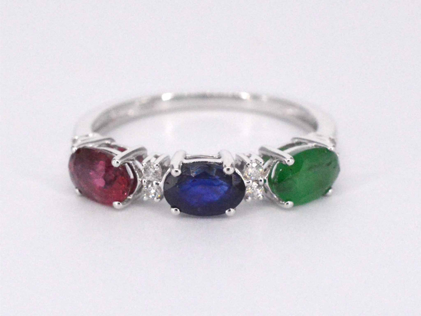 Witgouden ring met diamanten, saffier, robijn en smaragd 2128-4