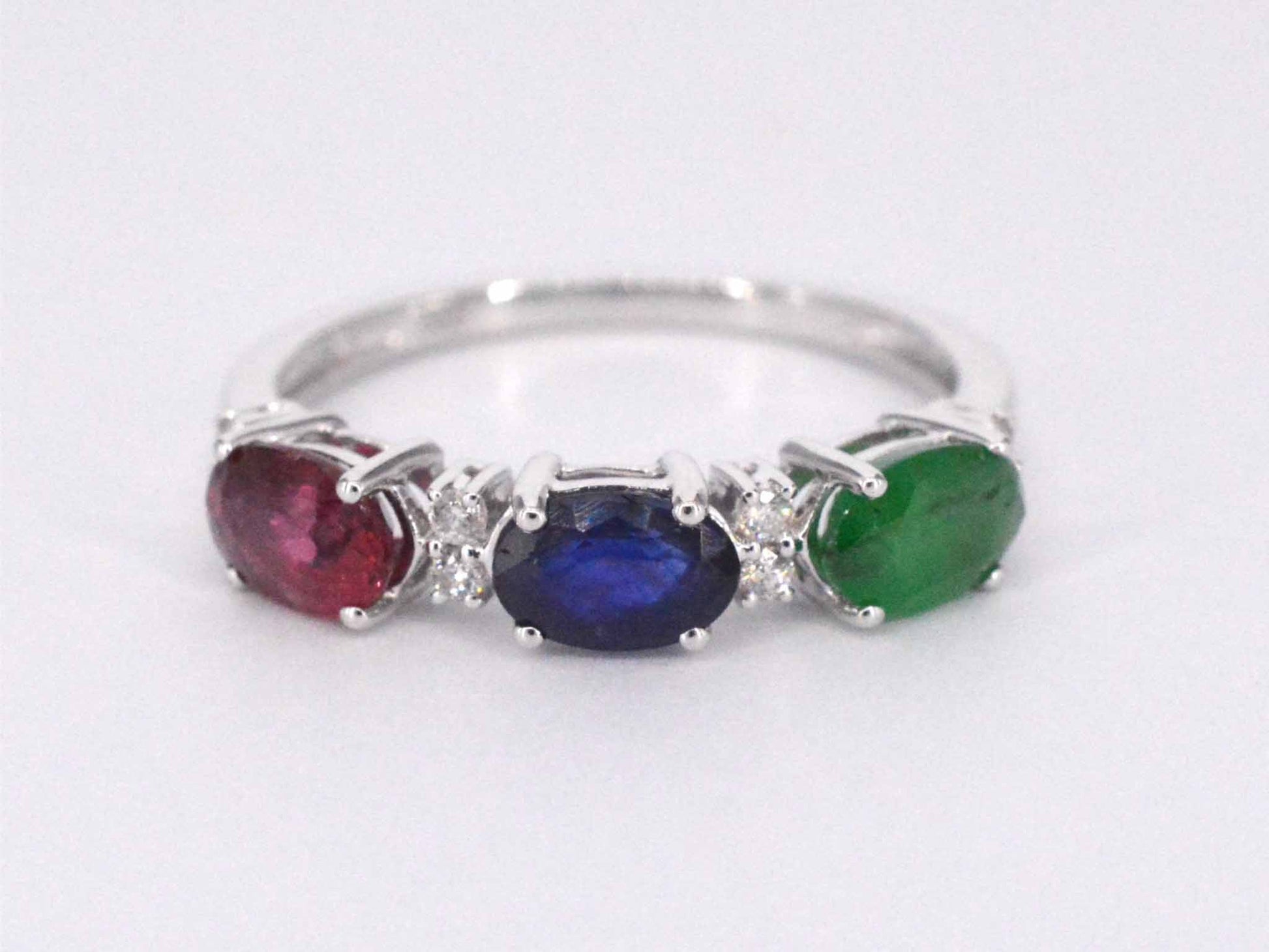 Witgouden ring met diamanten, saffier, robijn en smaragd 2128-4