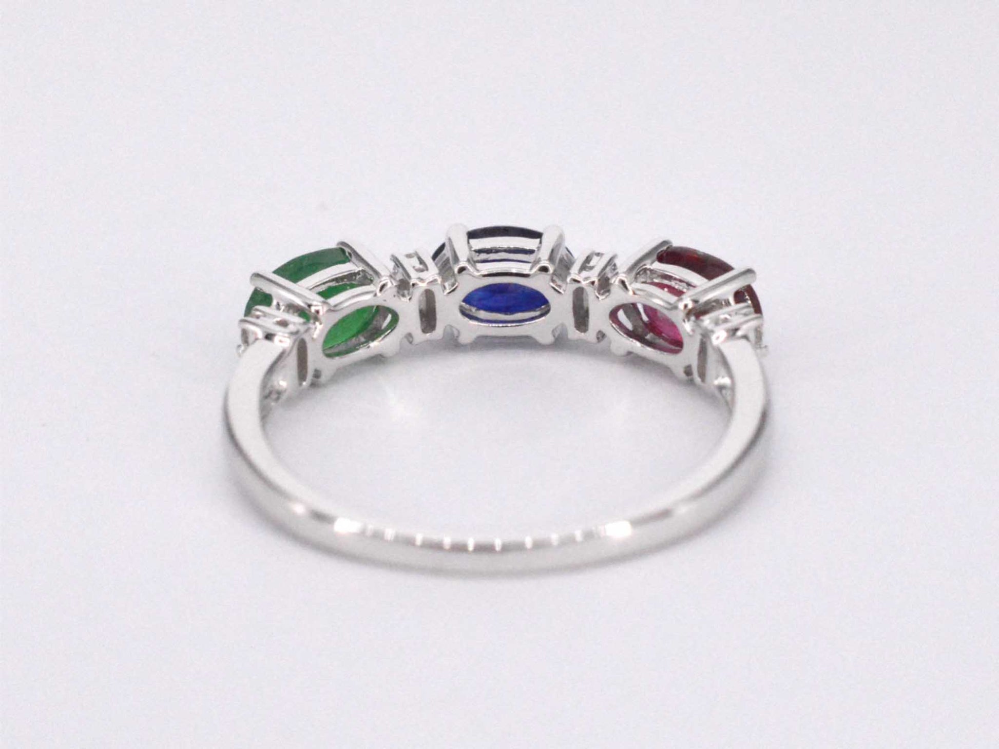 Witgouden ring met diamanten, saffier, robijn en smaragd 2128-5