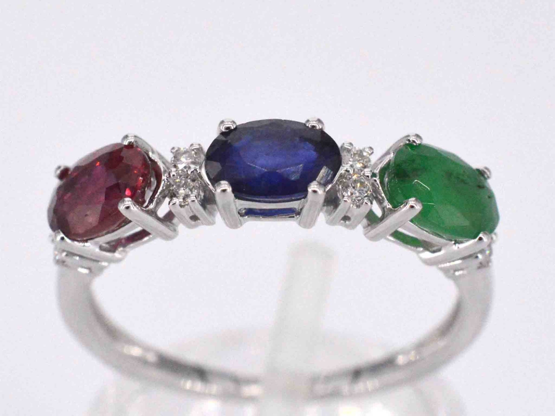 Witgouden ring met diamanten, saffier, robijn en smaragd 2128-8