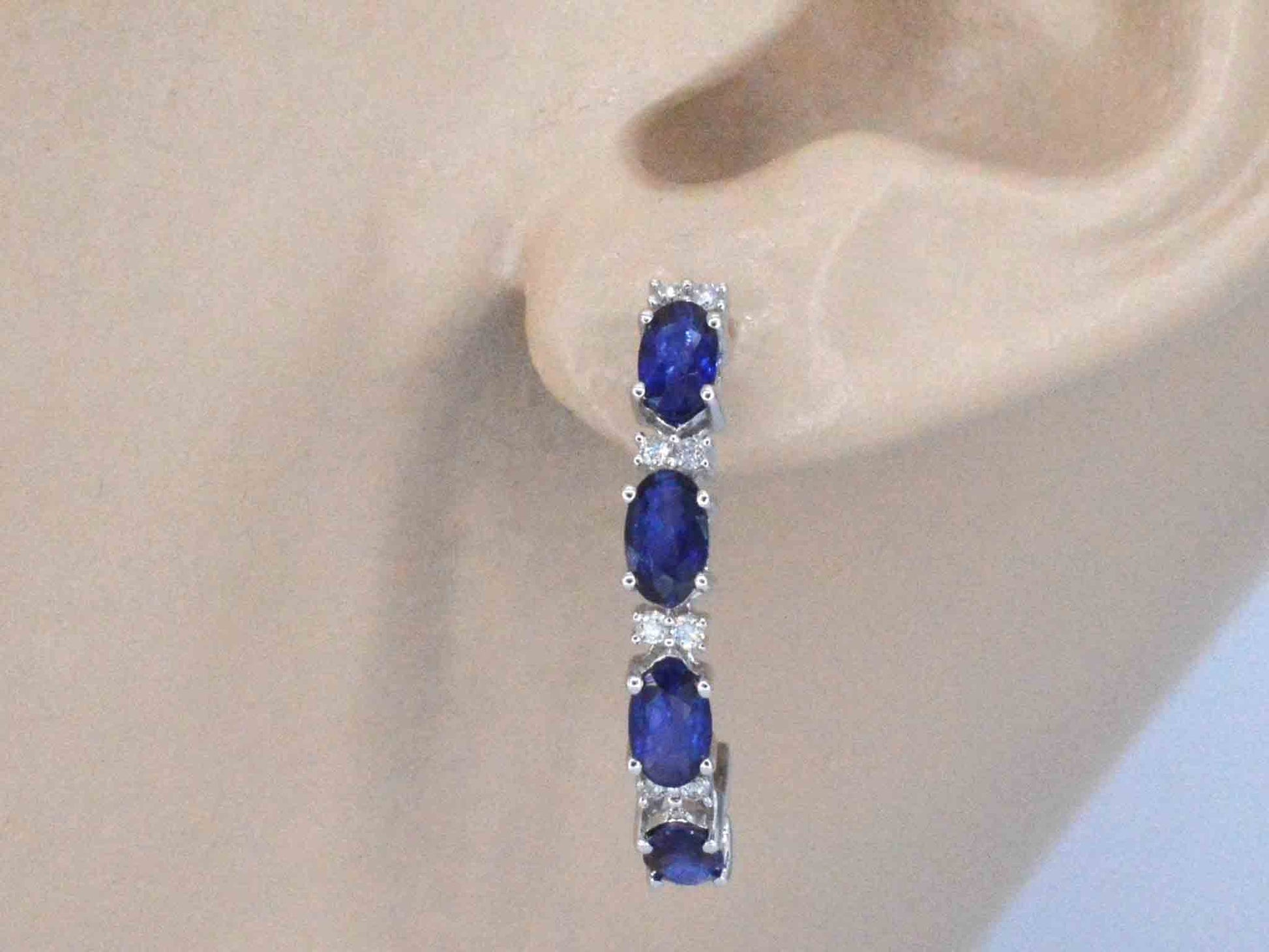 Witgouden oorbellen met diamanten en saffier