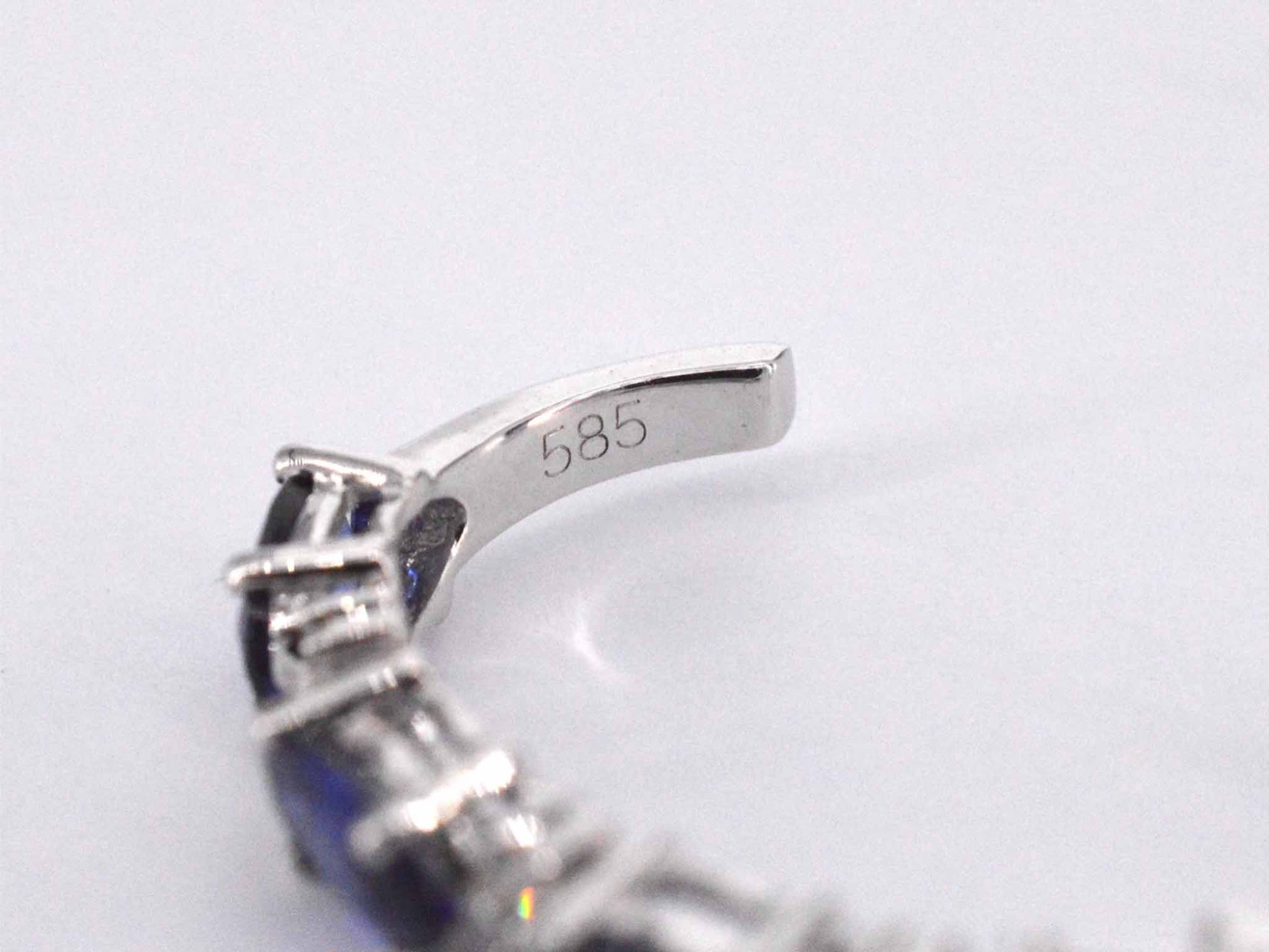 Witgouden oorbellen met diamanten en saffier 2130-5