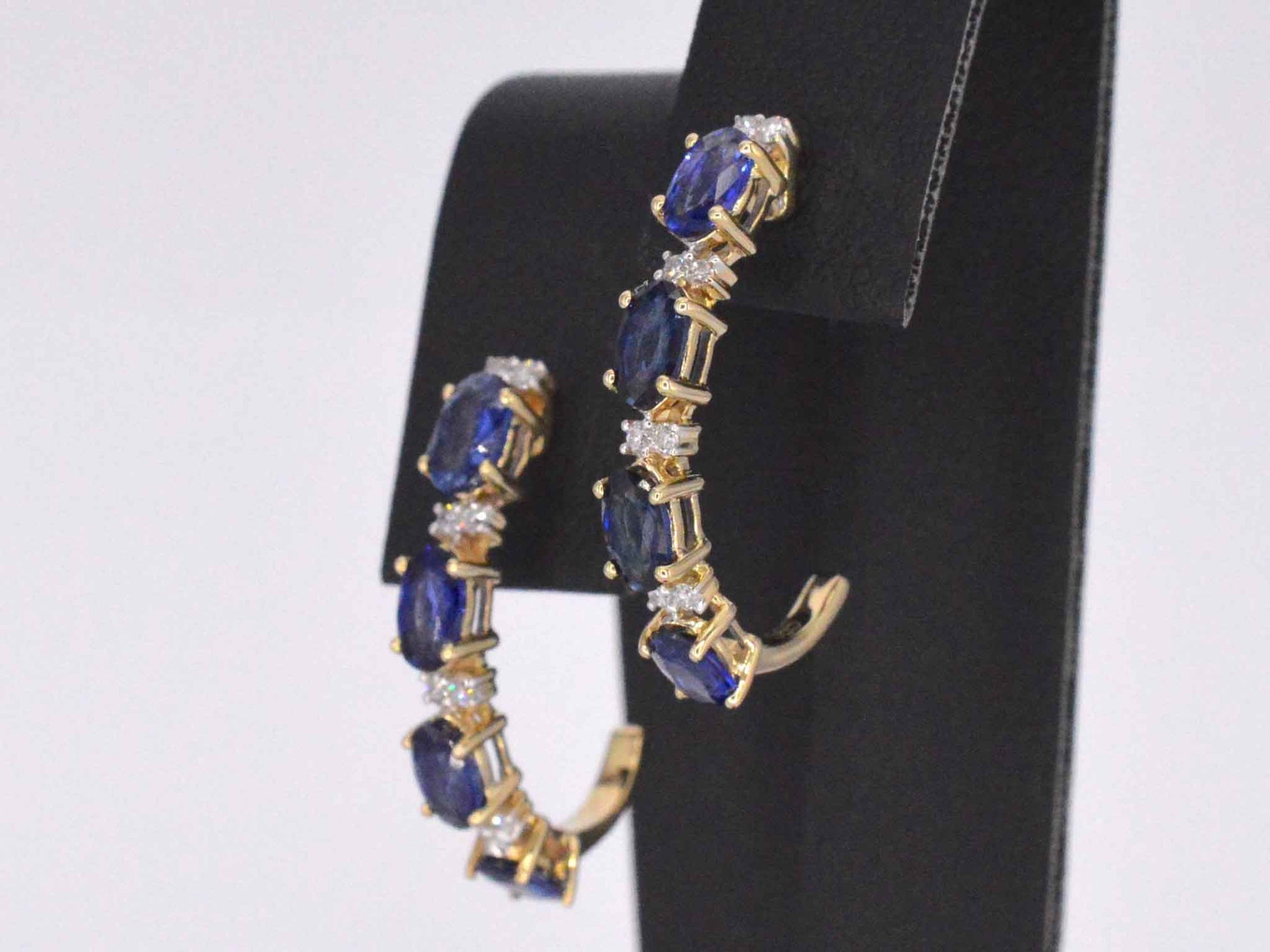 Gouden oorbellen met diamanten en saffier 2131-2