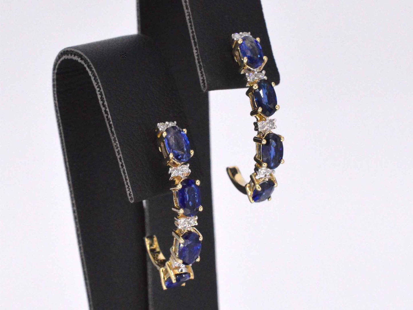 Gouden oorbellen met diamanten en saffier 2131-3