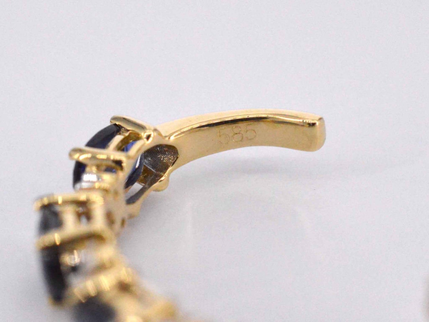 Gouden oorbellen met diamanten en saffier 2131-5