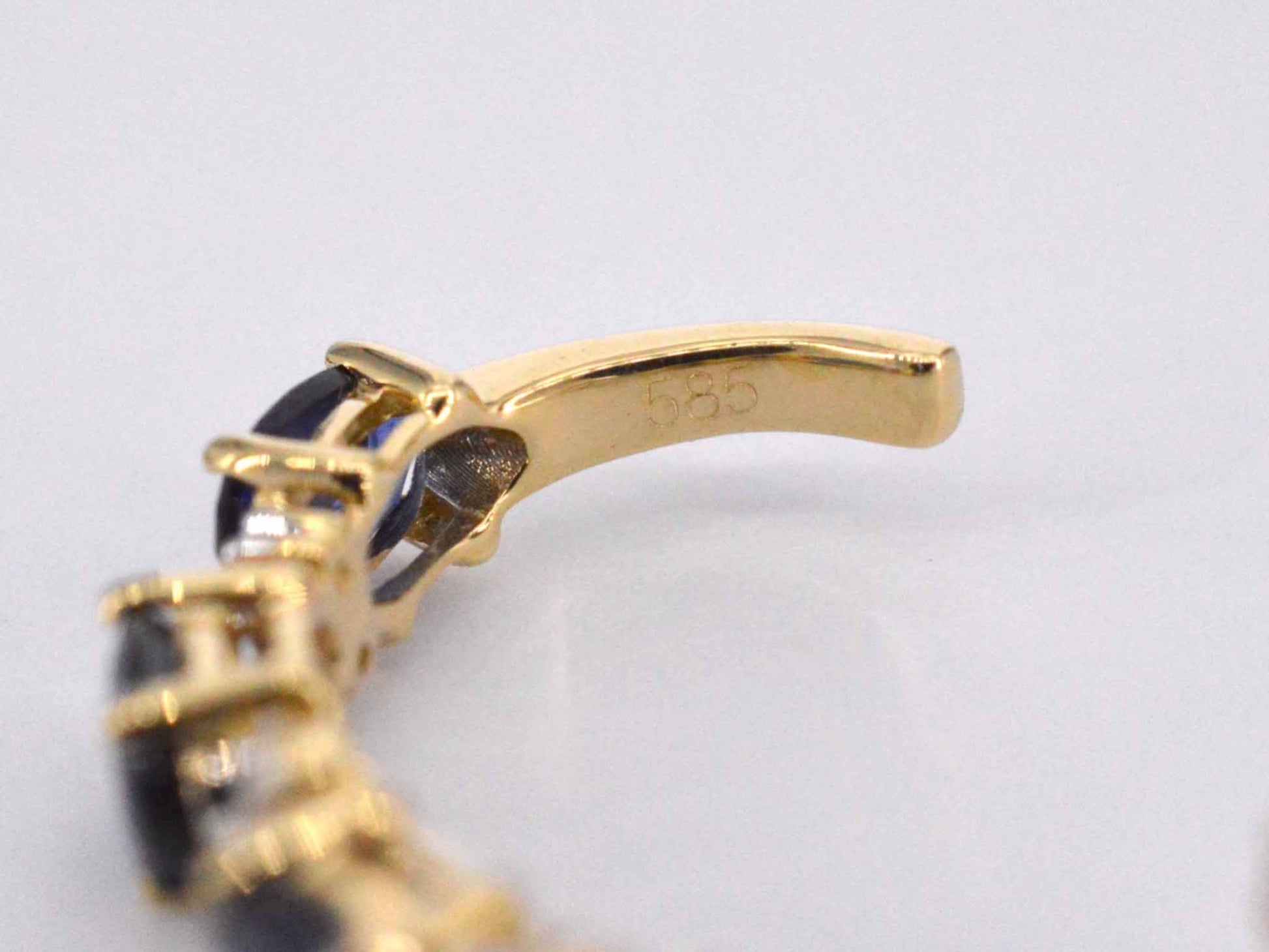 Gouden oorbellen met diamanten en saffier 2131-5