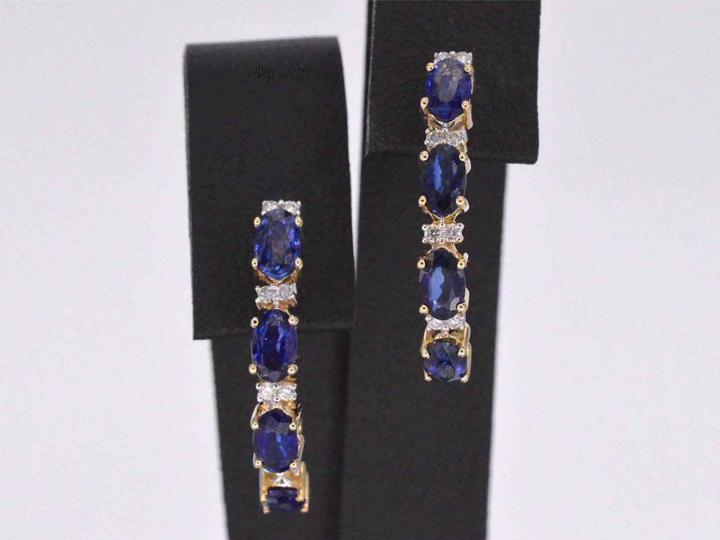 Gouden oorbellen met diamanten en saffier 2131-6