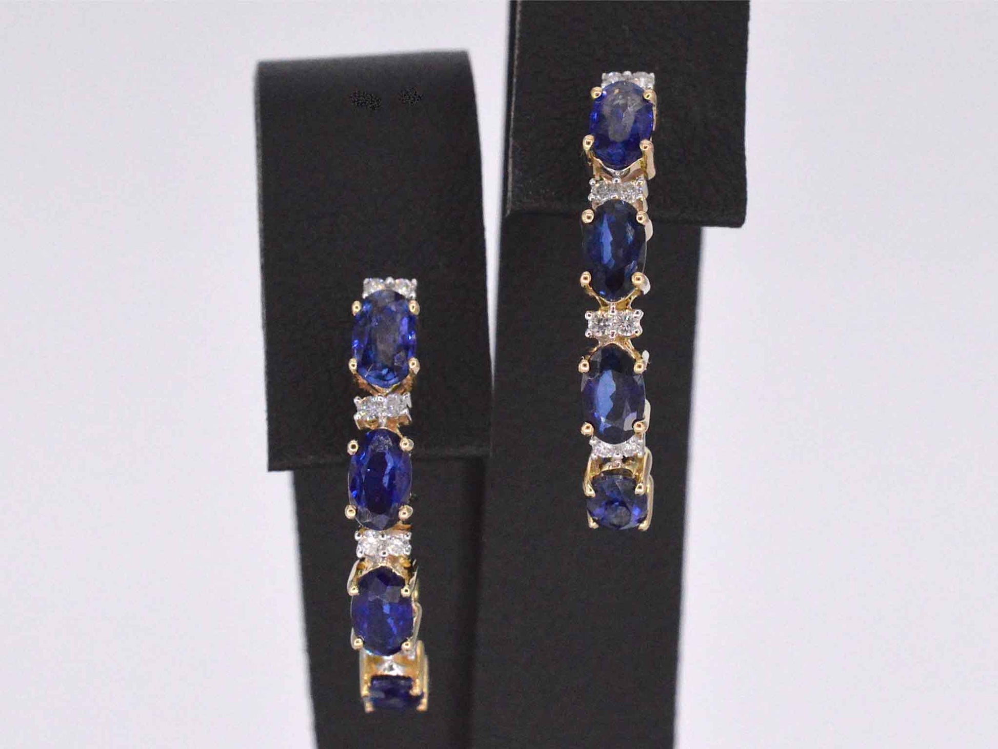 Gouden oorbellen met diamanten en saffier 2131-6