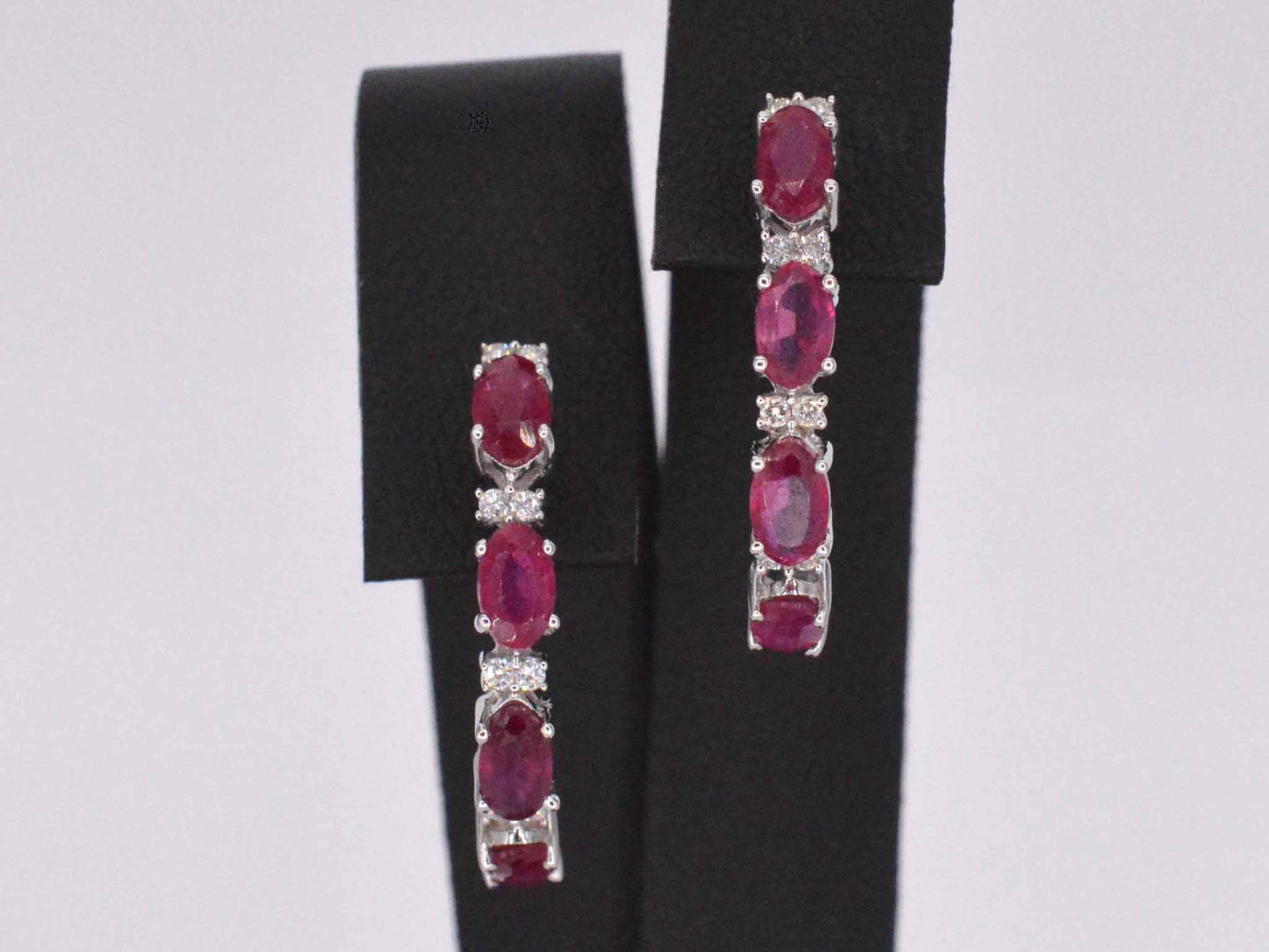 Witgouden oorbellen met diamanten en robijn 2132-7