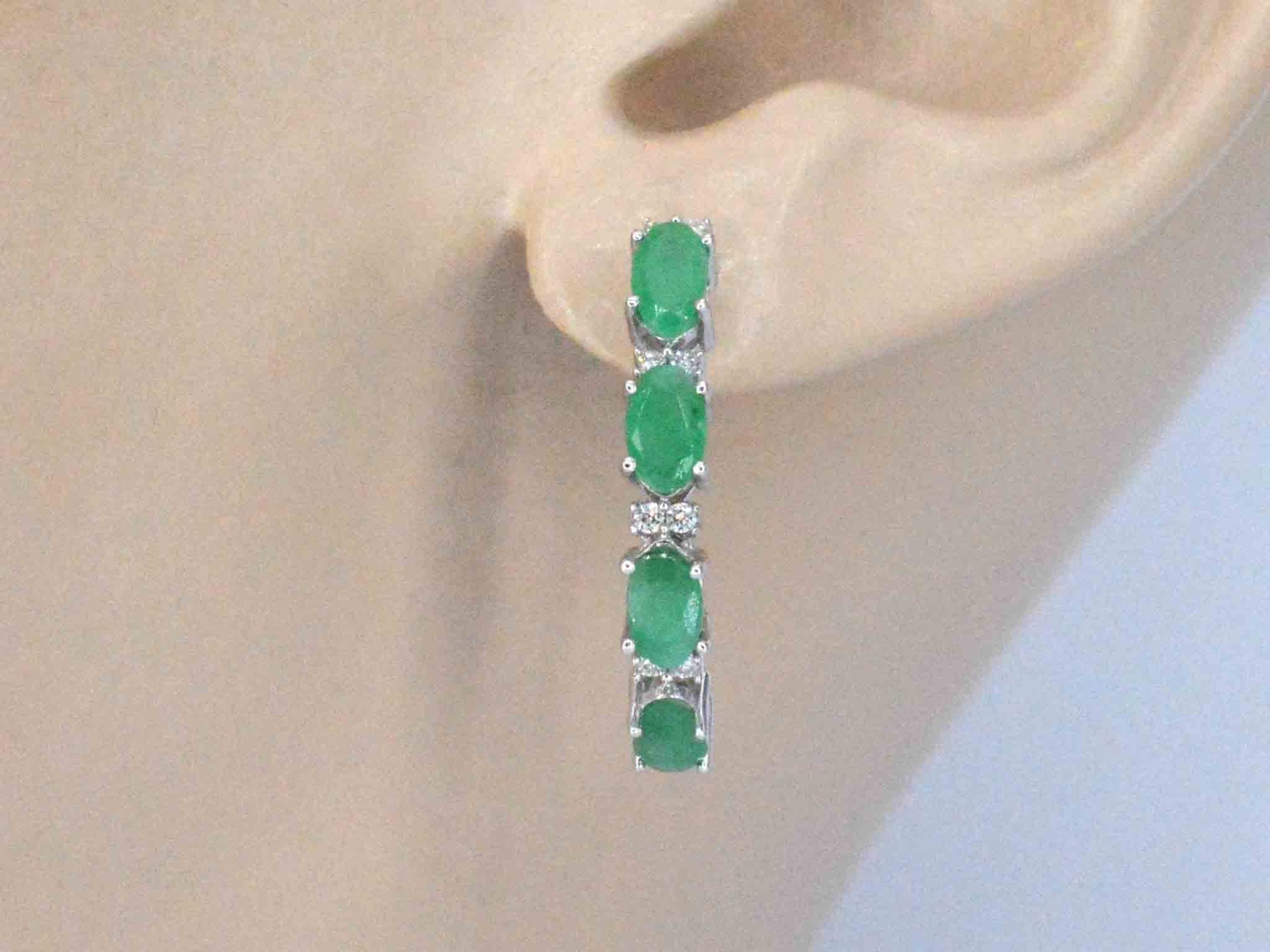 Witgouden oorbellen met diamanten en smaragd