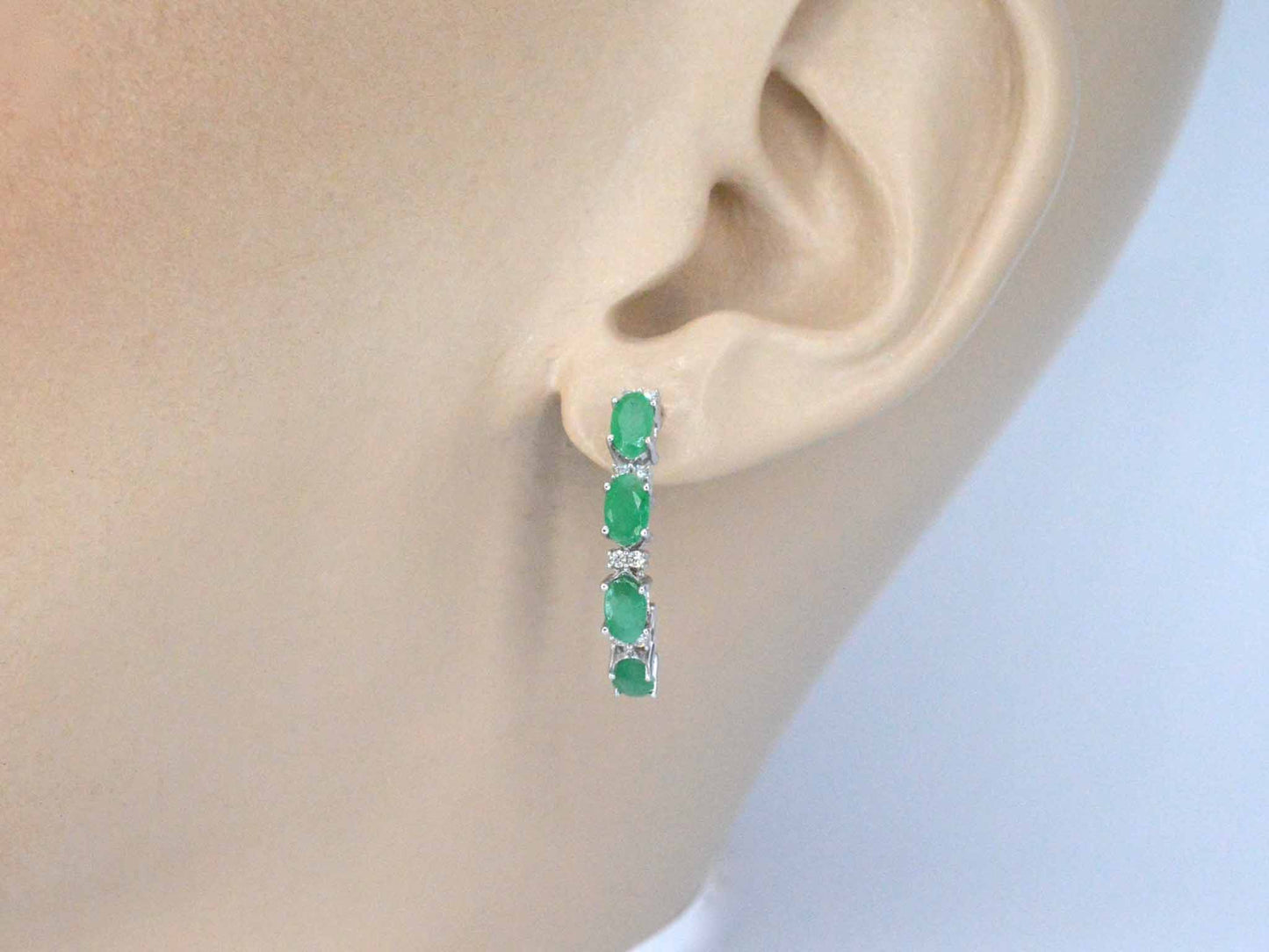 Witgouden oorbellen met diamanten en smaragd 2134-1