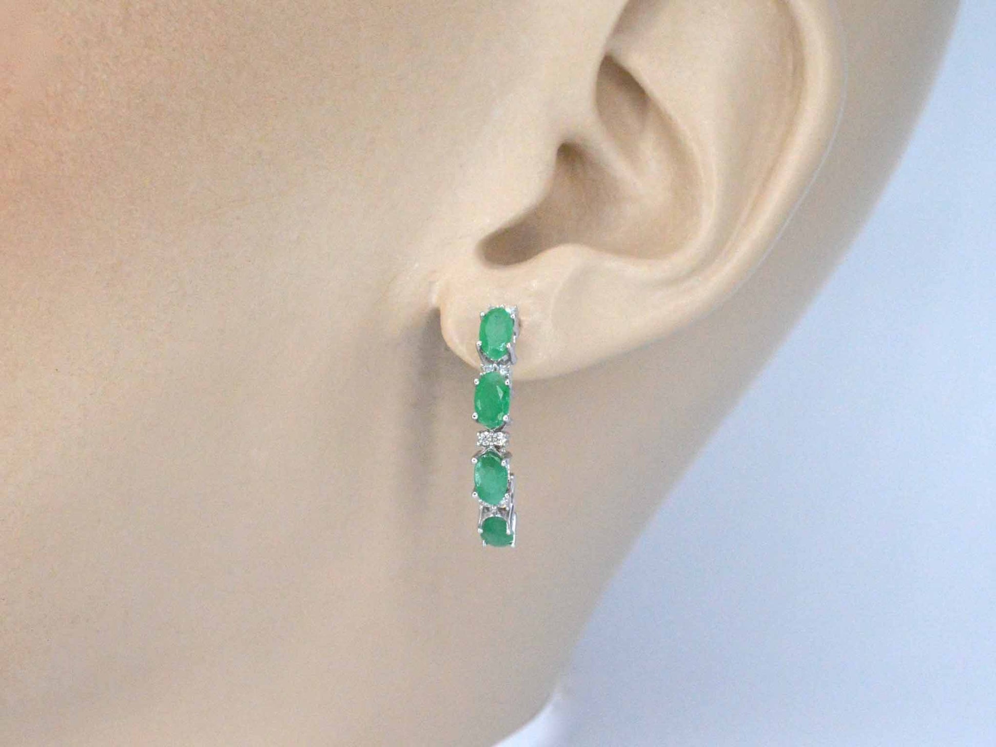 Witgouden oorbellen met diamanten en smaragd 2134-1