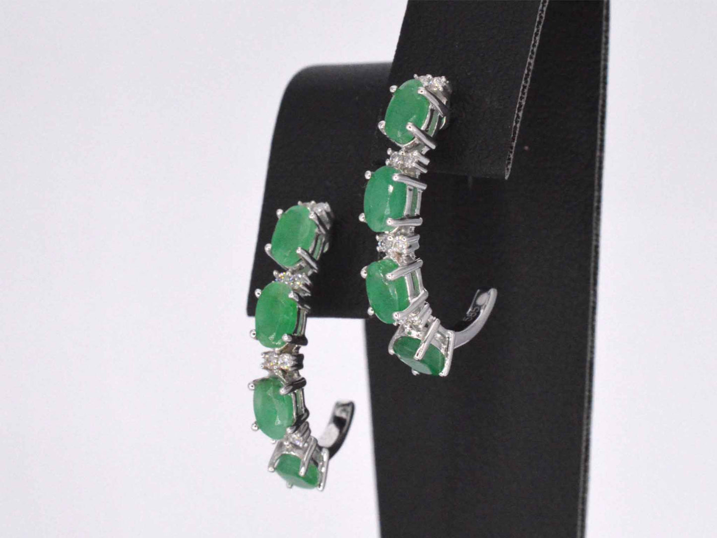 Witgouden oorbellen met diamanten en smaragd 2134-2