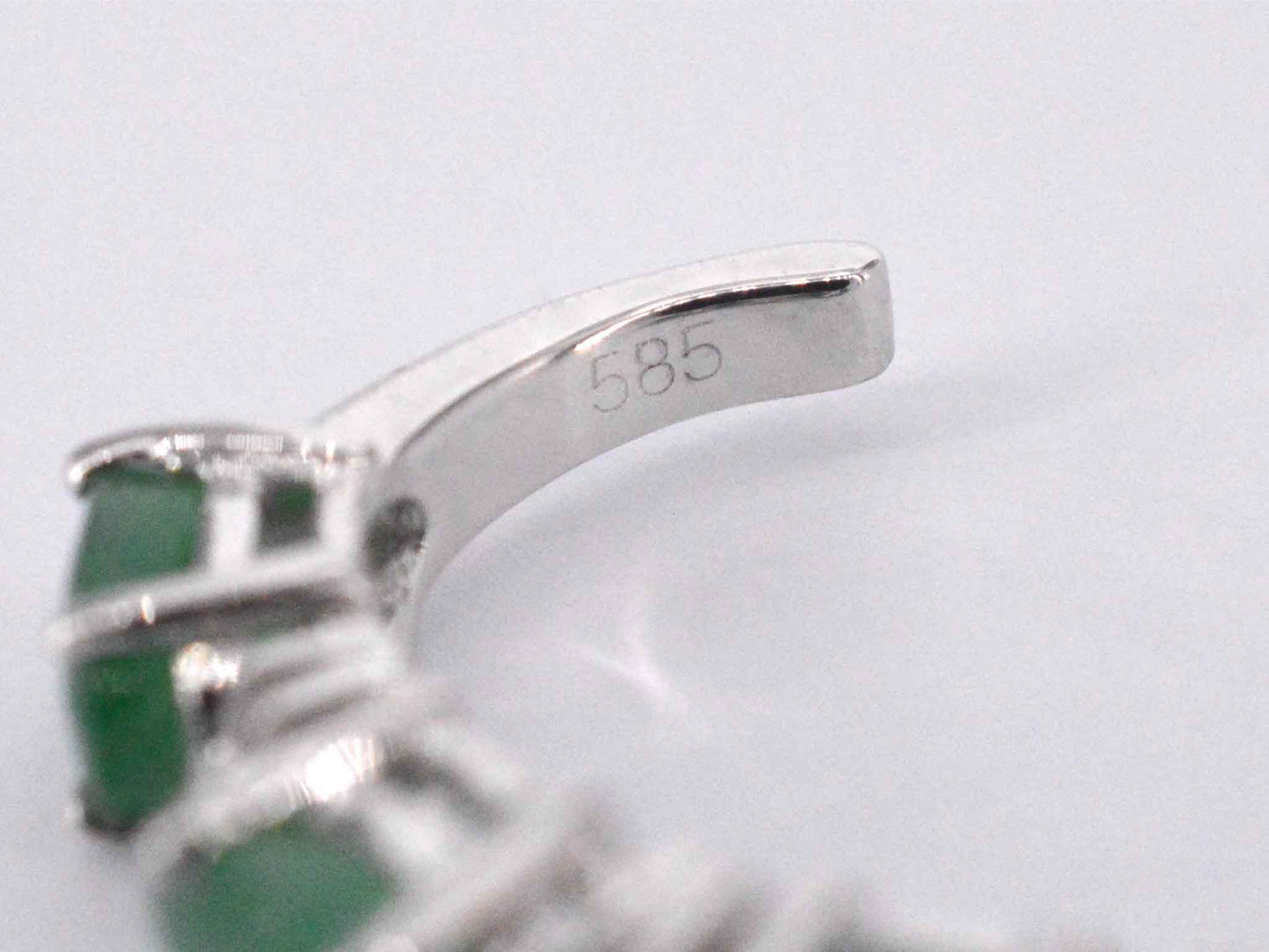 Witgouden oorbellen met diamanten en smaragd 2134-5