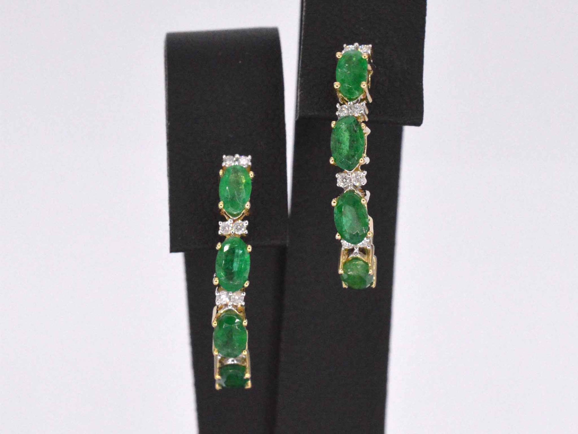 Gouden oorbellen met diamanten en smaragd 2135-6