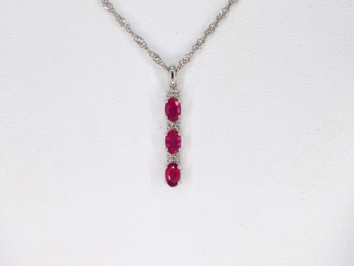 Witgouden hanger met diamanten en robijn
