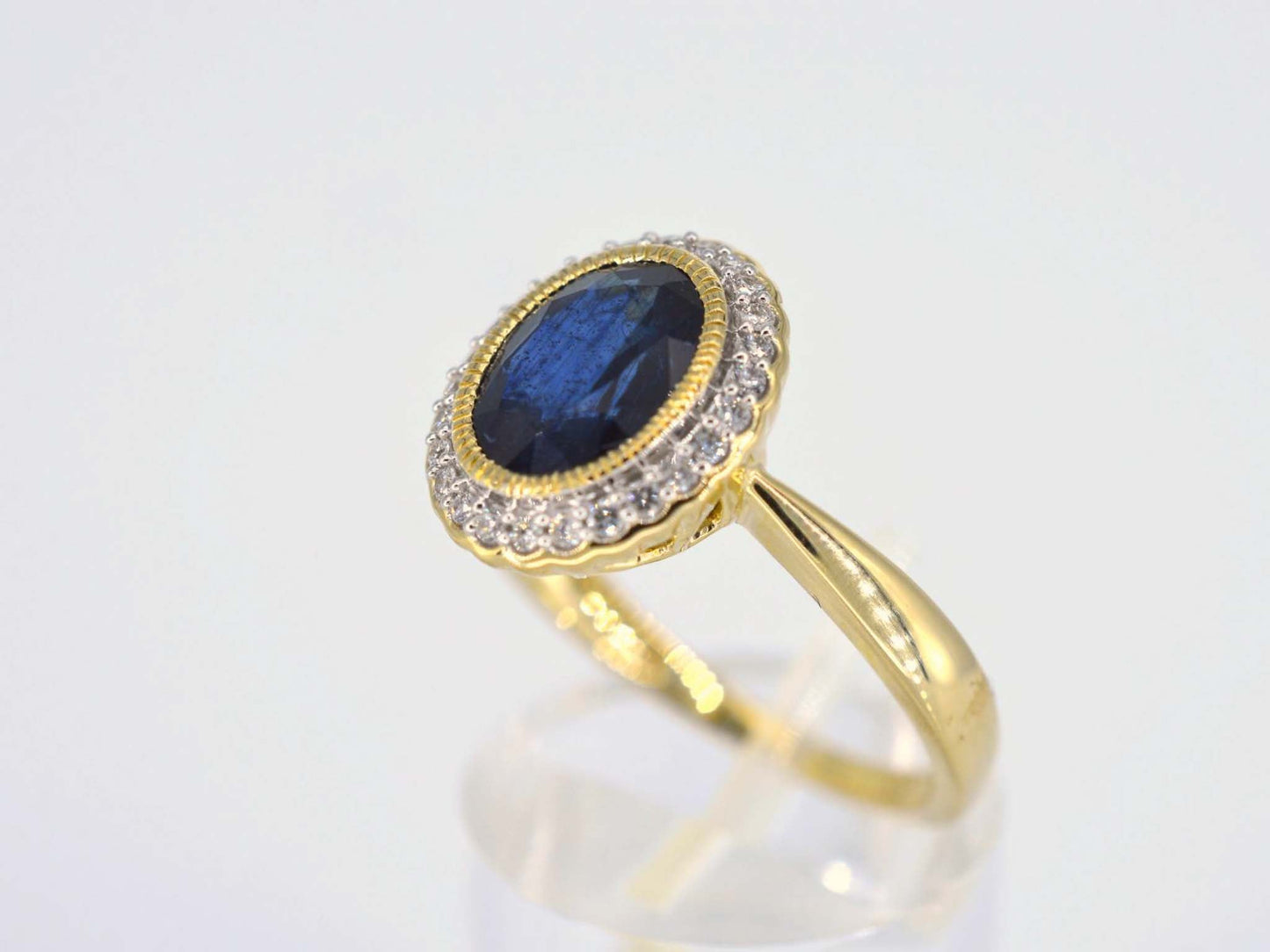 Gouden entourage ring met diamanten en saffier
