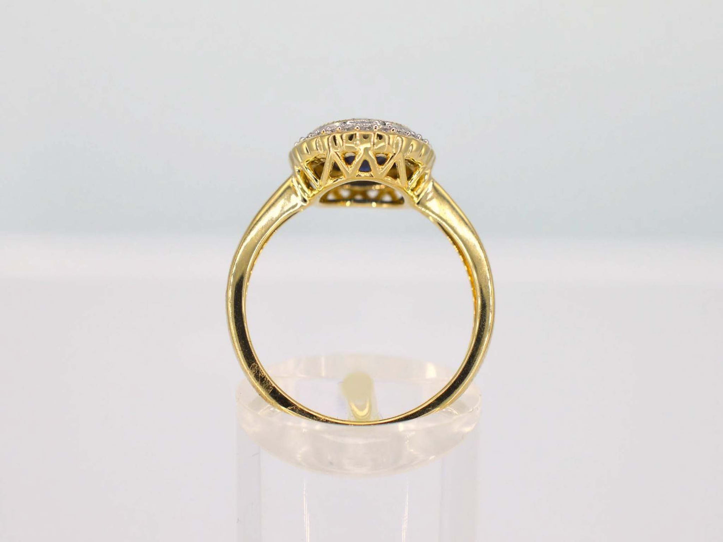 Gouden entourage ring met diamanten en saffier