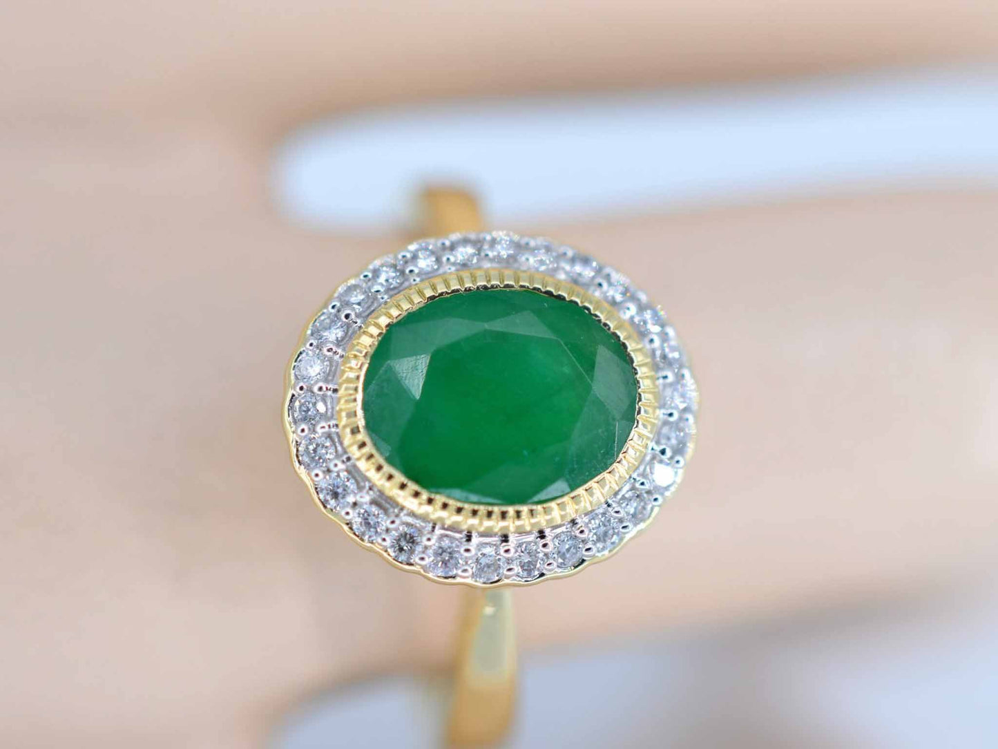Gouden entourage ring met diamanten en smaragd