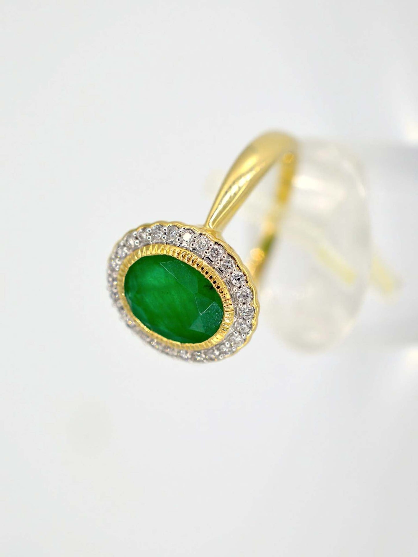 Gouden entourage ring met diamanten en smaragd