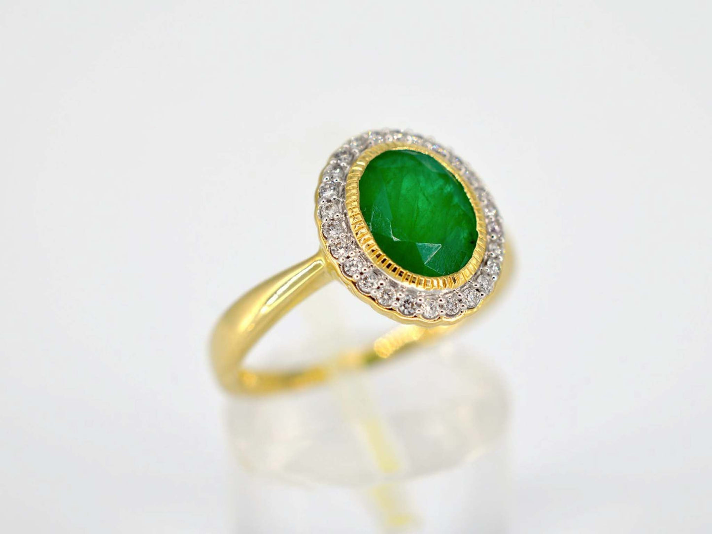 Gouden entourage ring met diamanten en smaragd