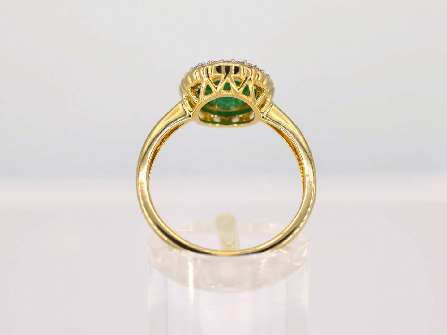 Gouden entourage ring met diamanten en smaragd