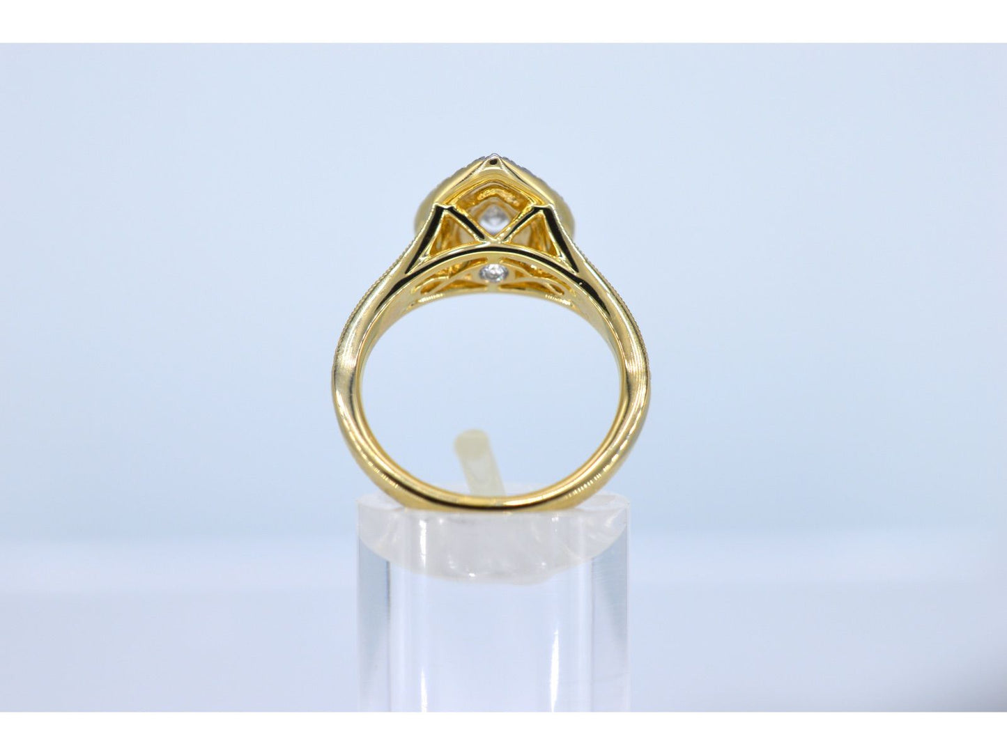 Gouden druppelvormige entourage ring met diamanten