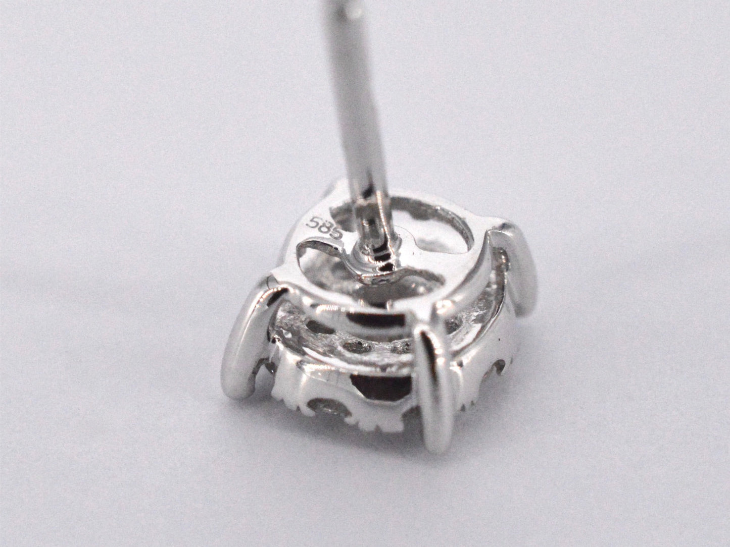 Witgouden oorbellen met briljant geslepen diamanten 2157-7