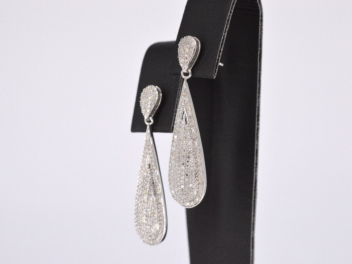 Witgouden oorhanger vol met diamanten