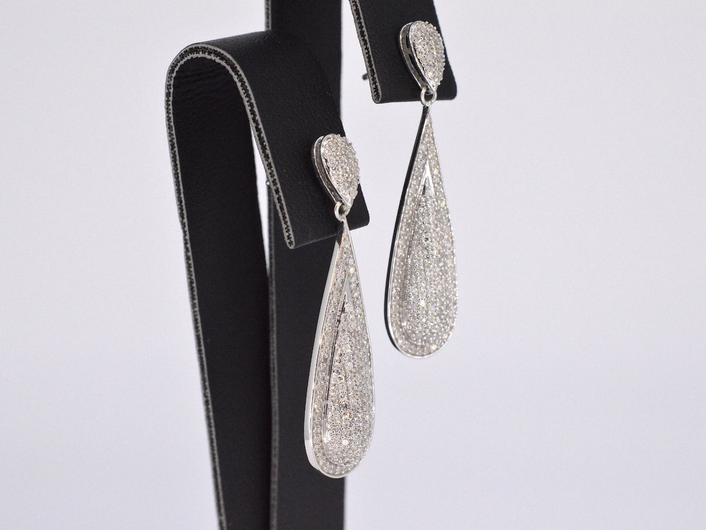 Witgouden oorhanger vol met diamanten