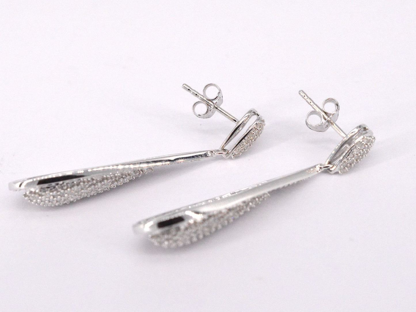 Witgouden oorhanger vol met diamanten