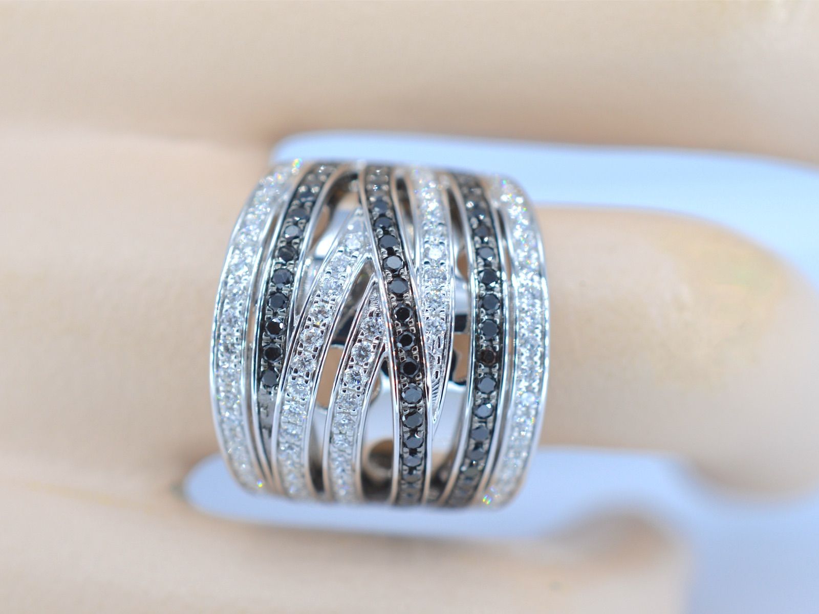 Witgouden design ring met witte en zwarte briljanten diamanten