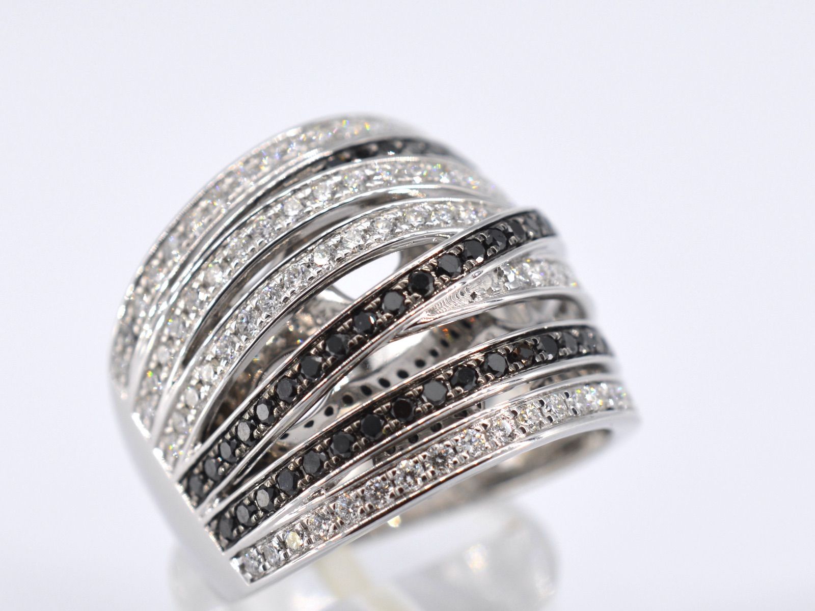 Witgouden design ring met witte en zwarte briljanten diamanten 2177-3