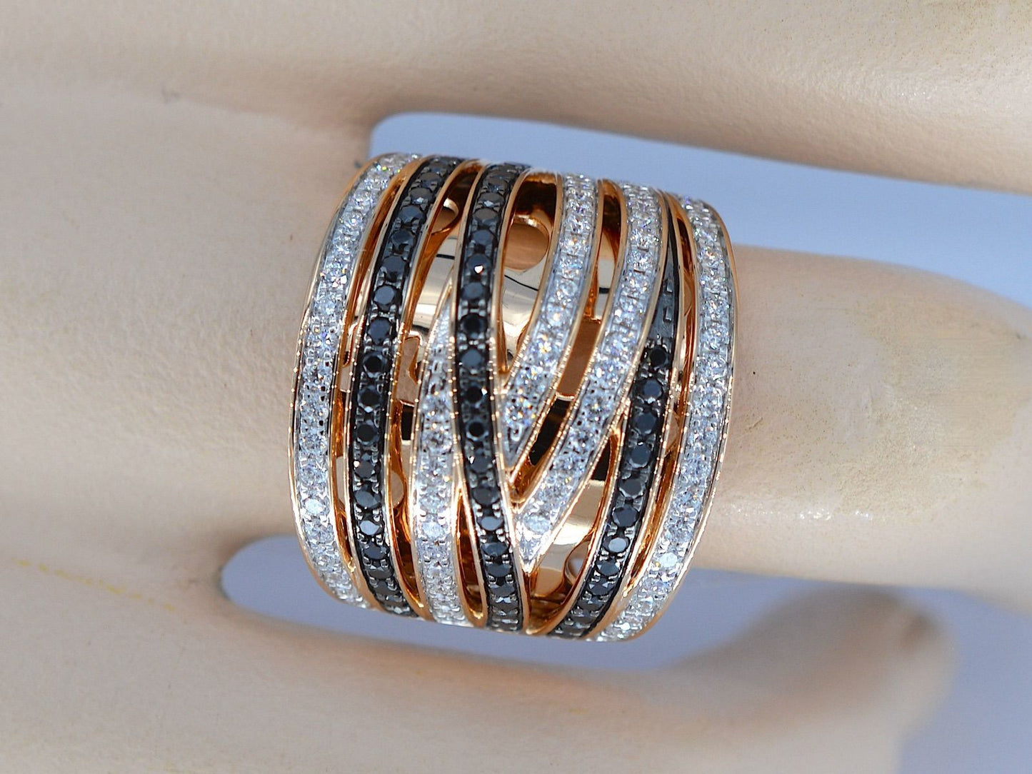 Rosegouden design ring met witte en zwarte briljanten diamanten 2179-1