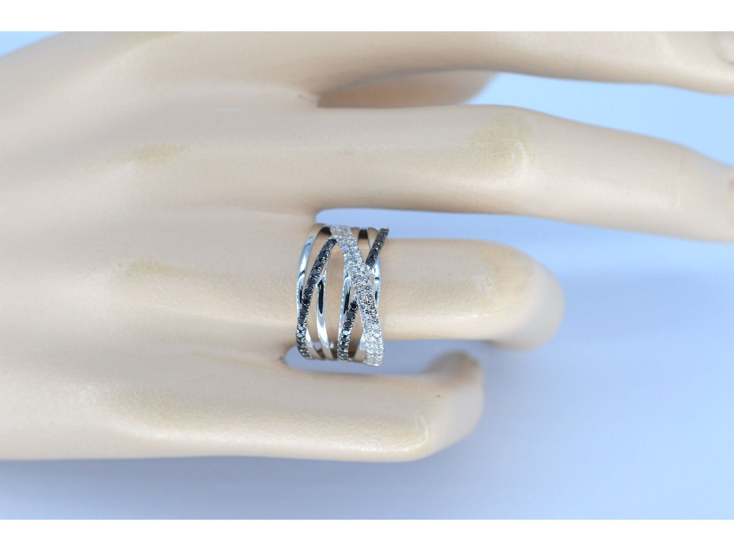 Witgouden design ring met witte en zwarte briljanten diamanten