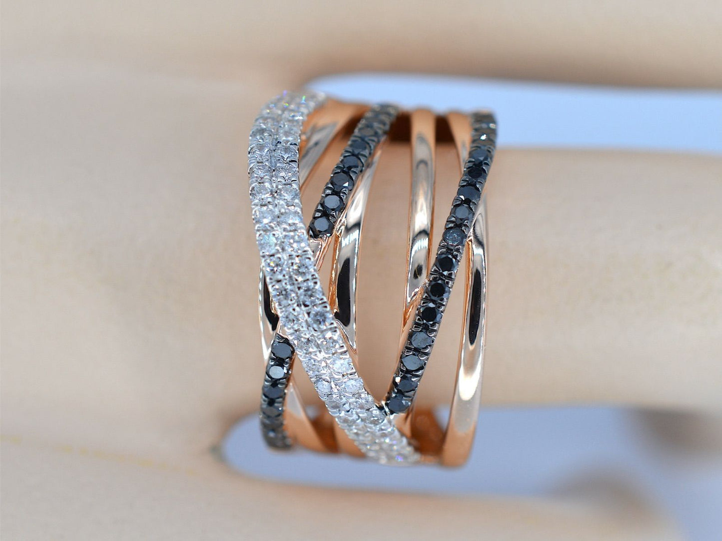 Rosegouden design ring met witte en zwarte briljanten diamanten