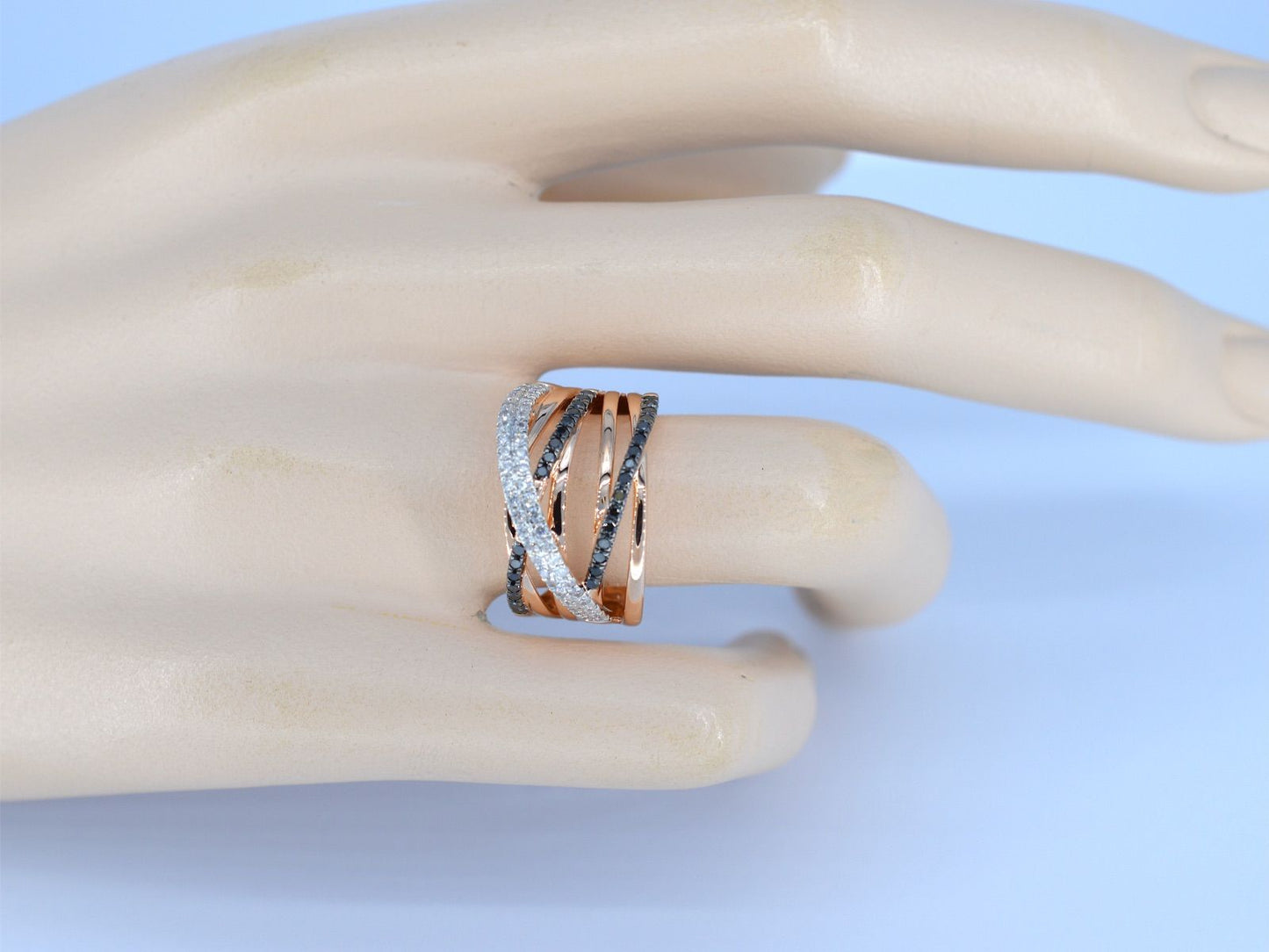 Rosegouden design ring met witte en zwarte briljanten diamanten