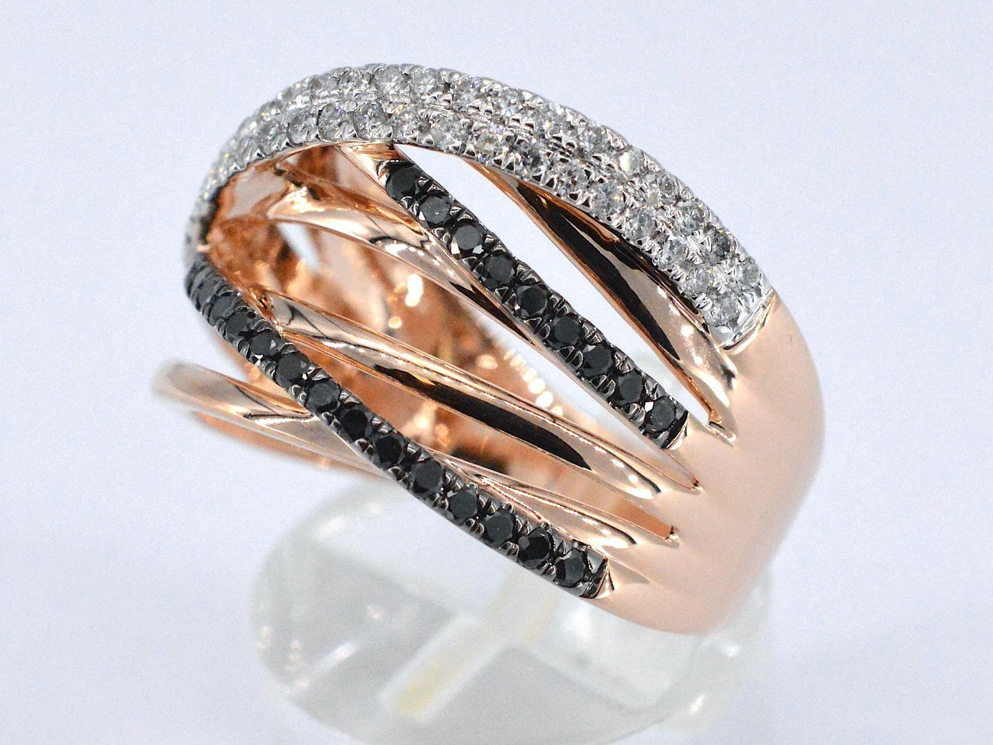 Rosegouden design ring met witte en zwarte briljanten diamanten