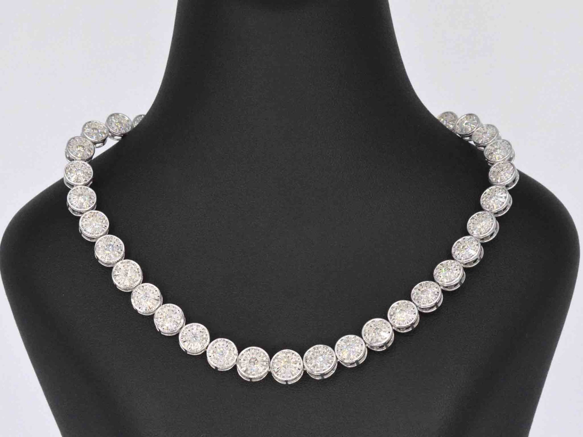 Witgouden collier met 15.00 carat diamanten