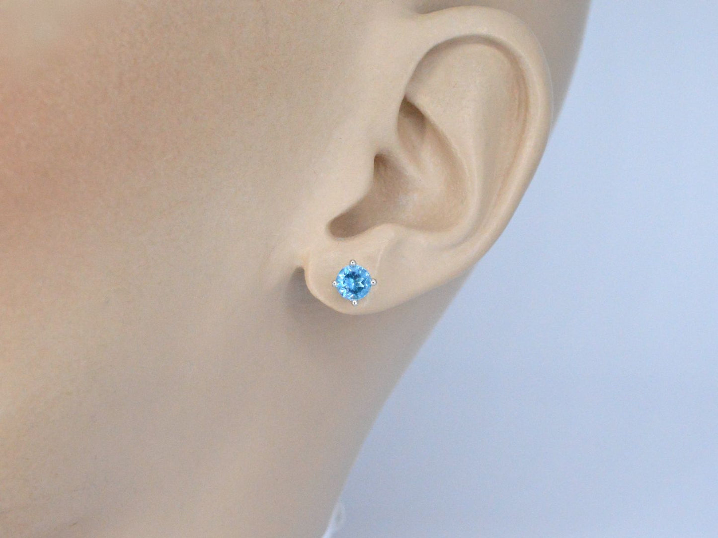 Witgouden oorbellen met topaas