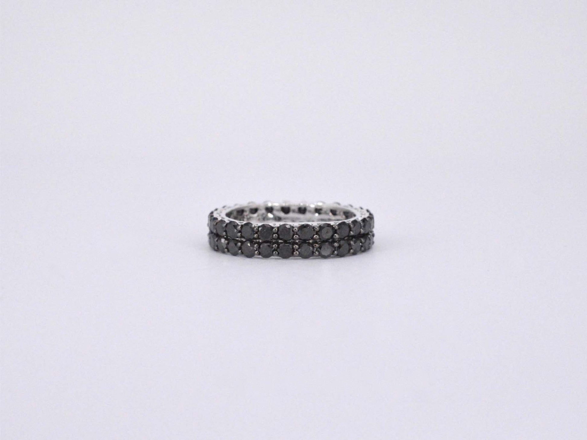Witgouden eternity ring met zwarte diamanten 2210-4