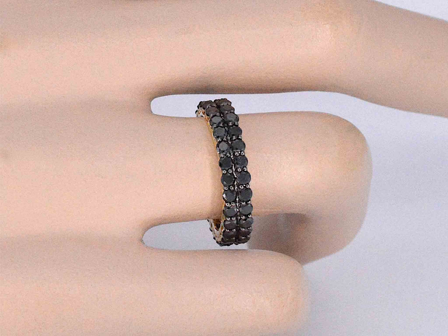 Gouden eternity ring met zwarte diamanten