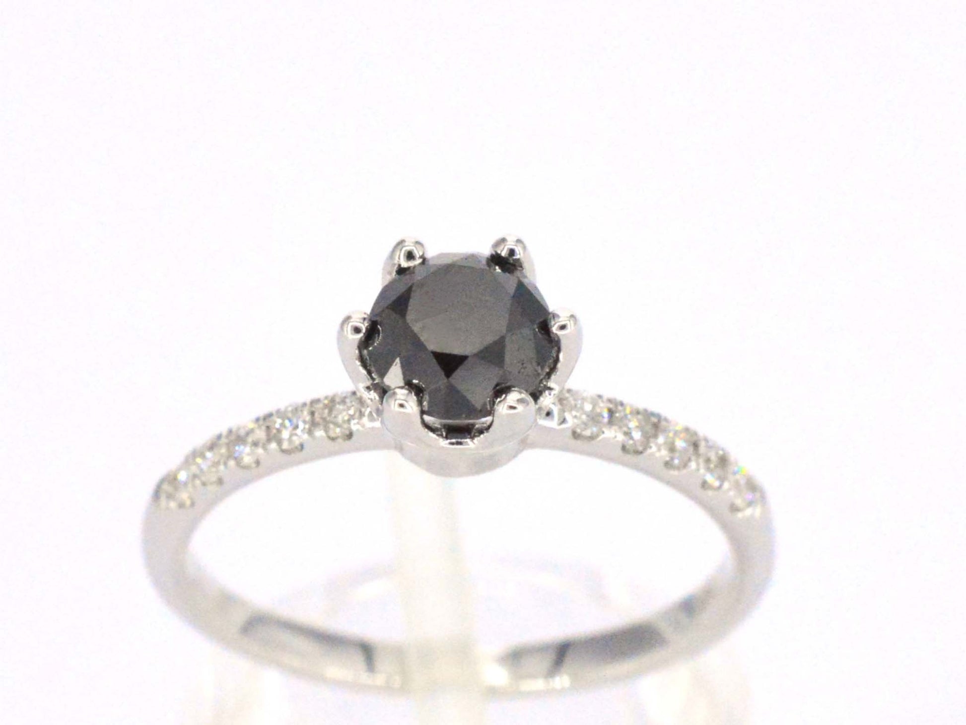 Witgouden ring met één briljant geslepen zwarte diamant en witte diamanten