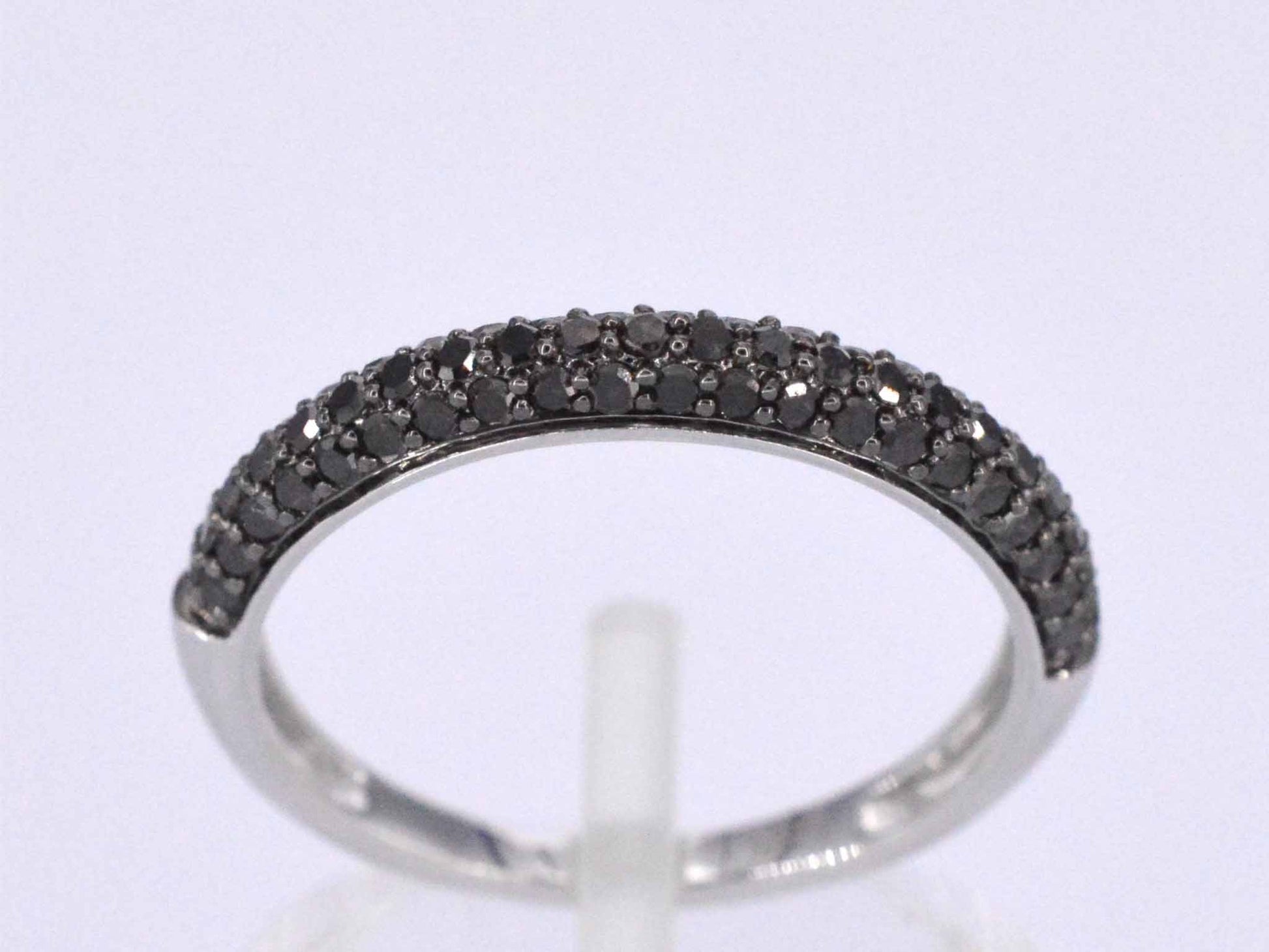Witgouden ring met zwarte briljanten diamanten