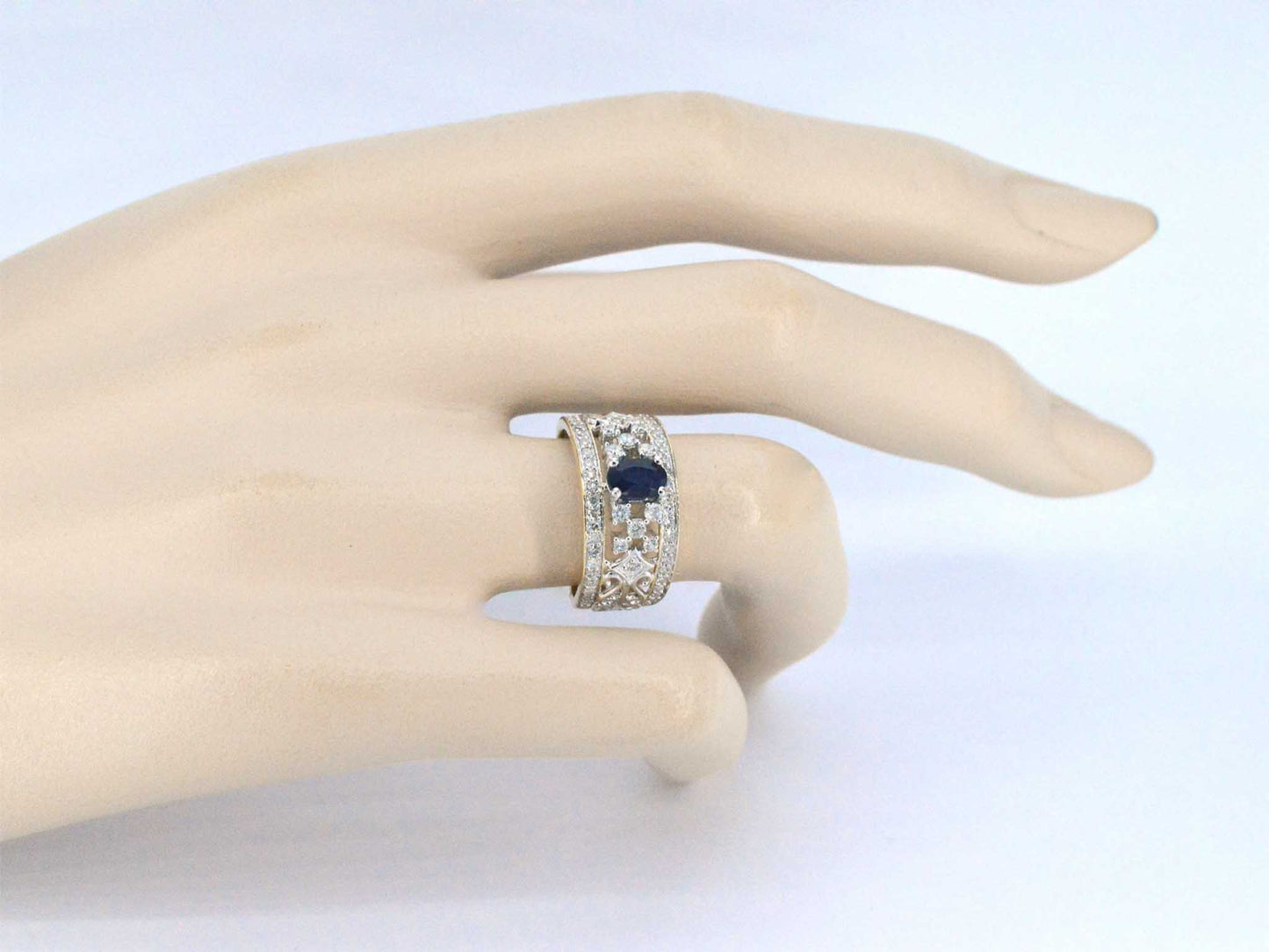 Gouden exclusieve ring vol met diamanten en een saffier