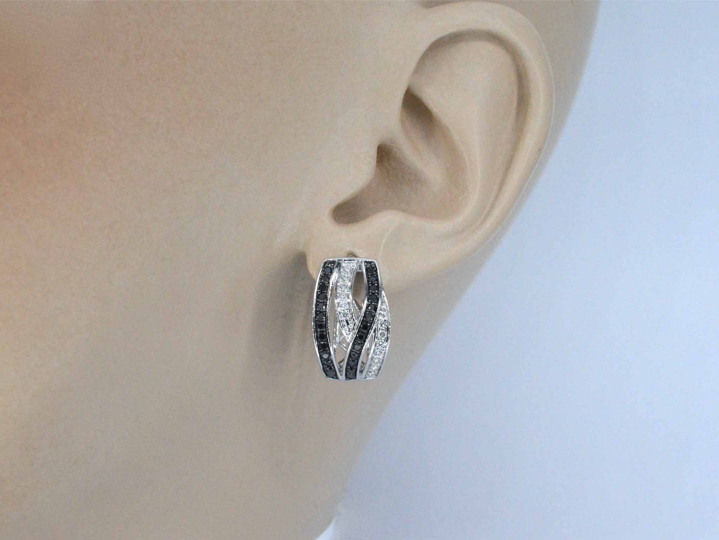 Witgouden design oorbellen met witte en zwarte briljanten diamanten