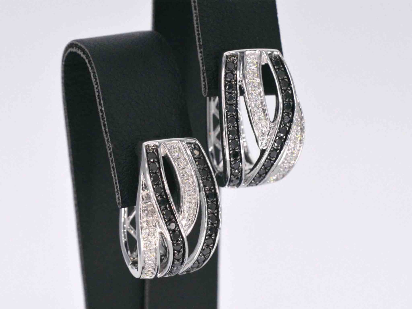 Witgouden design oorbellen met witte en zwarte briljanten diamanten