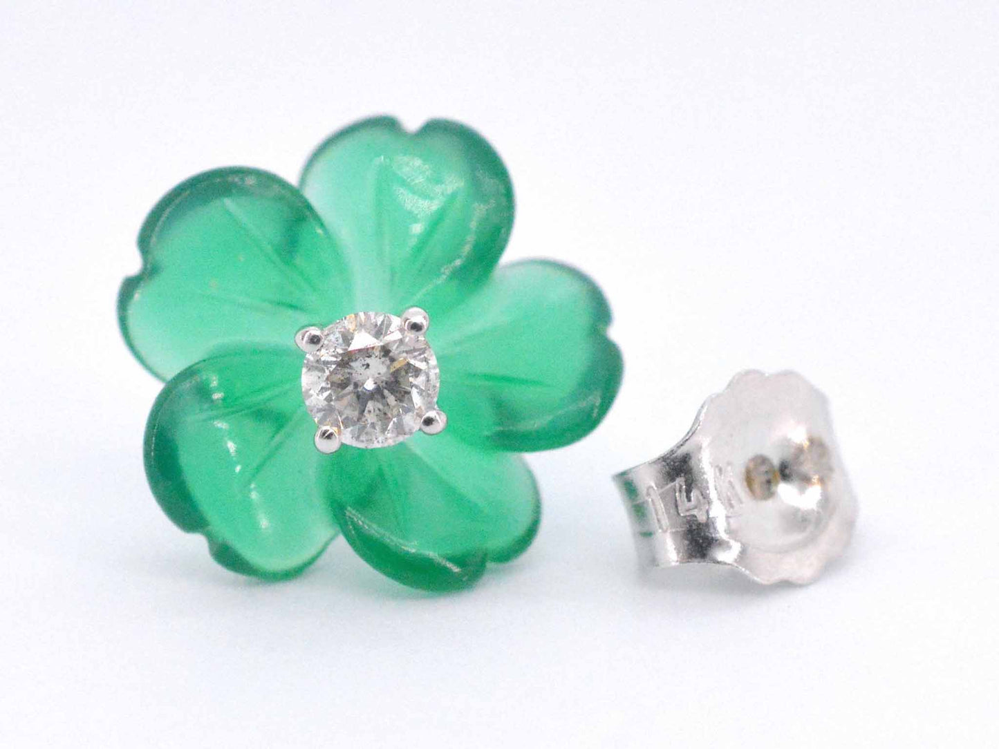 Witgouden oorbellen 0.18 carat met groene edele bloem en grote diamanten