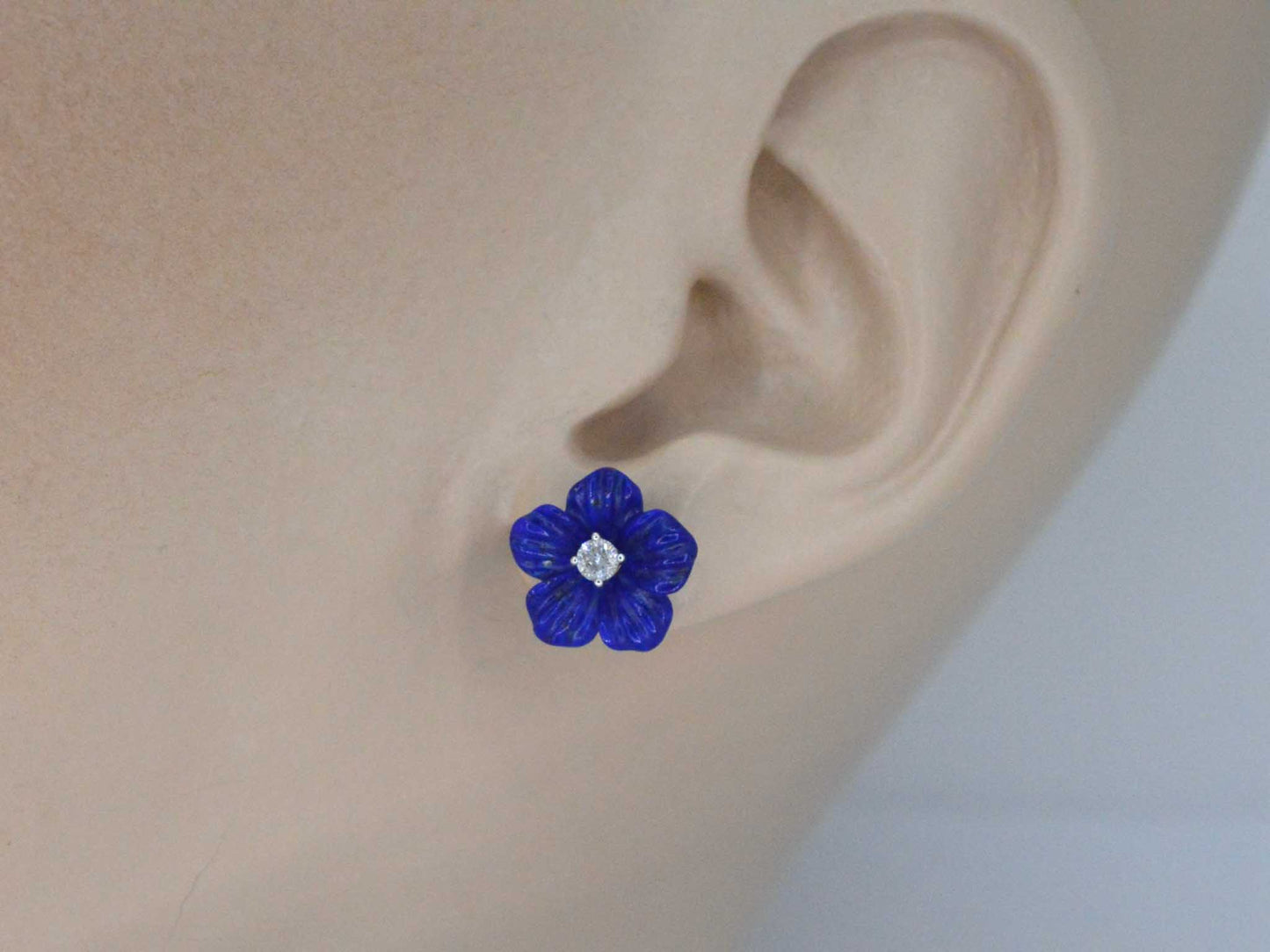 Gold earrings 0.18 carat with blue precious flower and large diamonds