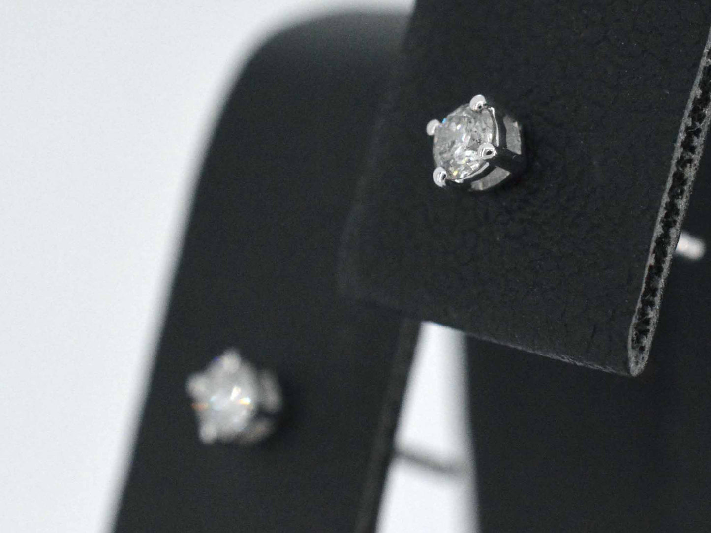 Gold earrings 0.18 carat with blue precious flower and large diamonds